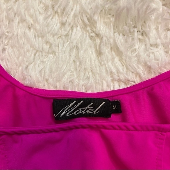 MOTEL Rocks Shani Crop Top in Neon Pink - Picture 7 of 8